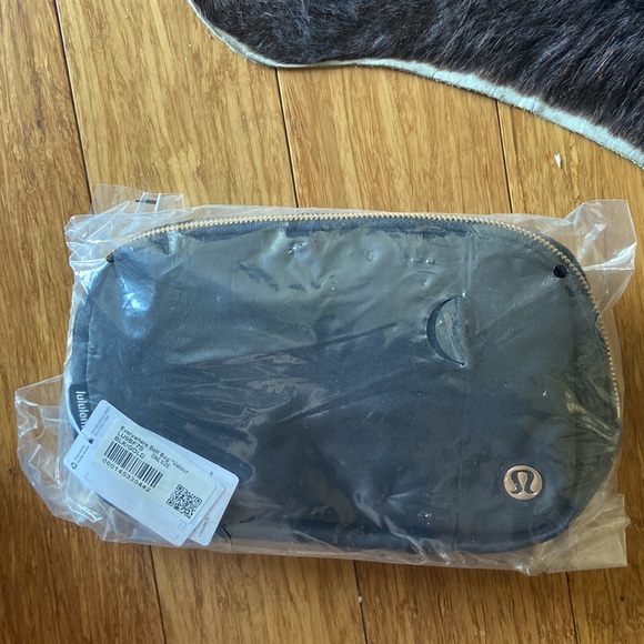 RARE Lululemon Everywhere Belt Bag Velour Black/Gold - Picture 4 of 4